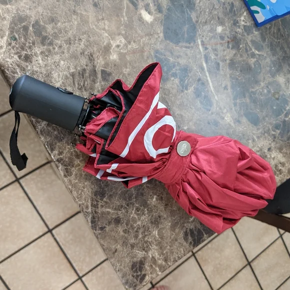 ALO Yoga Red Umbrella - Picture 3 of 5